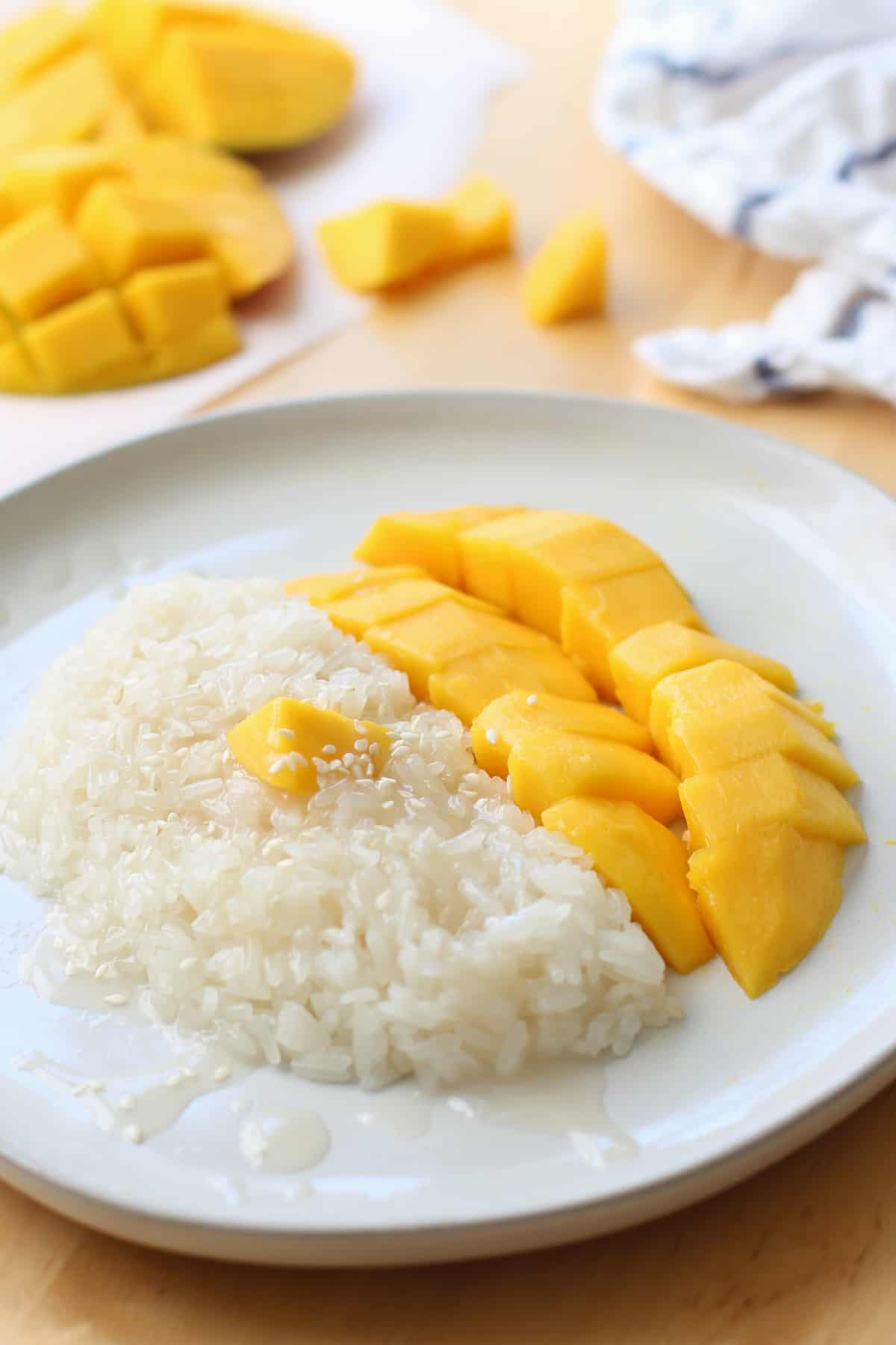 https://www.joyousapron.com/wp-content/uploads/2018/06/Mango-Sticky-Rice-Pic-2.jpg