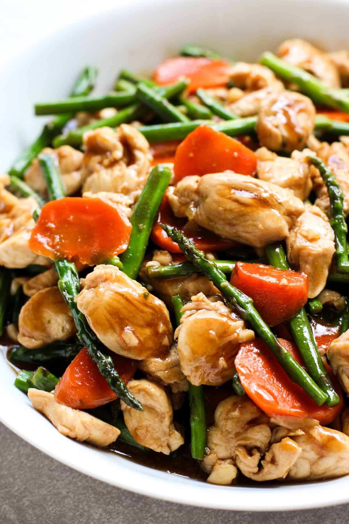 Chicken stir fried with asparagus and carrots