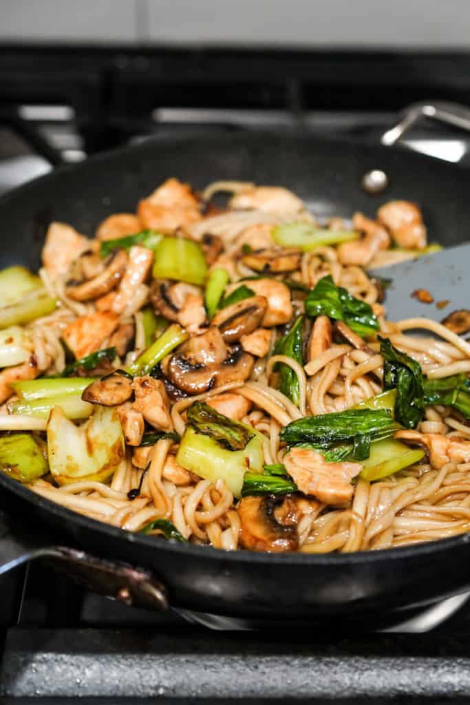 Udon noodles tossed in sticky sauce along with veggies, mushrooms and chicken
